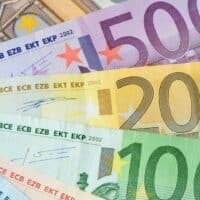 Bürgergeld steigt und Beamtenbesoldung auch - wie geht das? 4 Mehr Geld für Bürgergeld-Empfänger bedeutet auch mehr Geld für Beamte