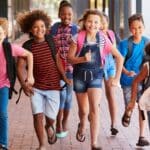 Bürgergeld: Extra Geld zum Schuljahr 2023 / 2024 - das hilft den Eltern von Schulkindern! 3 Bildung und Schule sind teuer, auch in Deutschland. Doch wer Bürgergeld bezieht, kann für seine Kinder mit Extra Geld zum Schulstart 2023 /2024 rechnen. Die Schulkosten müssen nicht vom monatlichen Regelsatz gezahlt werden. Das Jobcenter zahlt Extra Geld zum Schuljahresbeginn – und danach! In unserem Artikel erfahren Sie alle Einzelheiten zu den Kostenerstattungen vom Jobcenter für ihre Schulkinder hinsichtlich der Schulkosten.