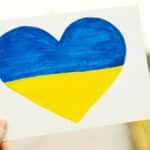 Bürgergeld oder gar Bonus für Ukrainer – werden Fehlanreize gesetzt? 3 Menschen, die aus der Ukraine nach Deutschland geflüchtet sind, haben einen Anspruch auf Bürgergeld, wenn die allgemeinen Voraussetzungen vorliegen. In der Presse war zu lesen, dass in grenznahen Regionen zu Ungarn besonders viele Familien aus der Ukraine zugewandert sind. Es ist auch davon die Rede, dass Ukrainer bevorzugt behandelt werden und sogar einen Bürgergeld Bonus von 250 Euro erhalten? Was ist dran an diesen Gerüchten?
