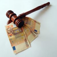 Jobcenter darf Bürgergeld zurückfordern: Neue Rechtsprechung bei verschwiegenem Vermögen – Das müssen Antragsteller beachten 4 Bürgergeld Urteil: Rückforderung des Jobcenters rechtens, wenn Vermögen verschwiegen