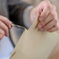 Empörung bei Bürgergeld-Empfängern: Enttäuschender Brief vom Jobcenter sorgt für Aufruhr 4 Bürgergeld-Empfänger empört: Jobcenter verschickt enttäuschenden Brief