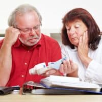 Rente zu niedrig? So stocken Sie sofort auf – Mindestsatz + Miete sichern! 4 Rentner können ihre Rente mit der staatlichen Grundsicherung im Alter aufstocken, bis auf 563 Euro plus Miete plus Heizkosten.