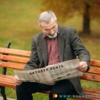 4 wichtige Änderungen im Oktober 2024 für Rentner und die Rente 4 Rentner liest Zeitung auf Parkbank mit Aufdruck "Oktober Rente"