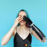 Behindertenpauschbetrag 2025: Neue Höhe und Anspruch für Schwerbehinderte 3 Frau mit künstlichem Arm hält sich die Augen zu