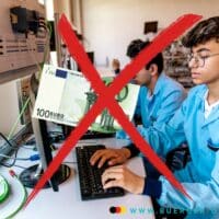Keine Berufsausbildungsbeihilfe (BAB) bei Zusammenleben mit Eltern(teil) 5 zwei junge Männer montieren am PC, wobei ein anschwebender Geldschein durchgetrichen ist