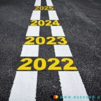 Bürgergeld 2025: Neue Regelungen und Änderungen im Überblick 3 Jahreszahlen von 2022 bis 2025 auf dem Asphalt