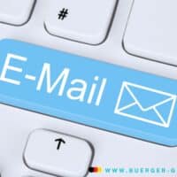 Bürgergeld online beantragen: E-Mail-Antrag und Widerspruch möglich? 4 Computertastatur (Ausschnitt) mit Aufschrift E-Mail und Briefsymbol
