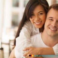 Partnereinkommens-Anrechnung - Was Sie wissen müssen 5 Frau umarmt ihren Mann und lacht