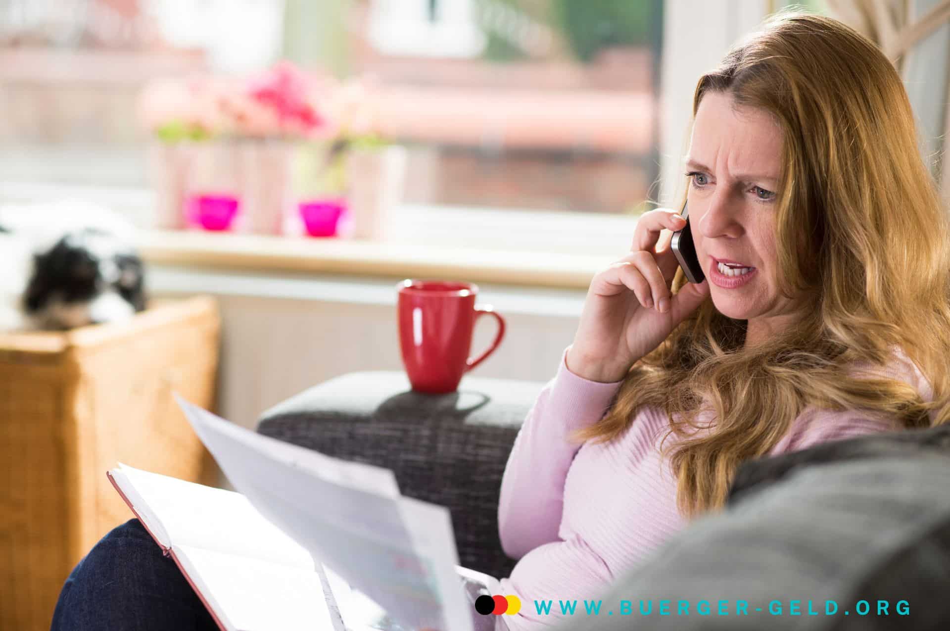 Bürgergeld: Dienstaufsichtsbeschwerde Jobcenter - wann es sich lohnt! 2 Frau am Telefon ist verärgert