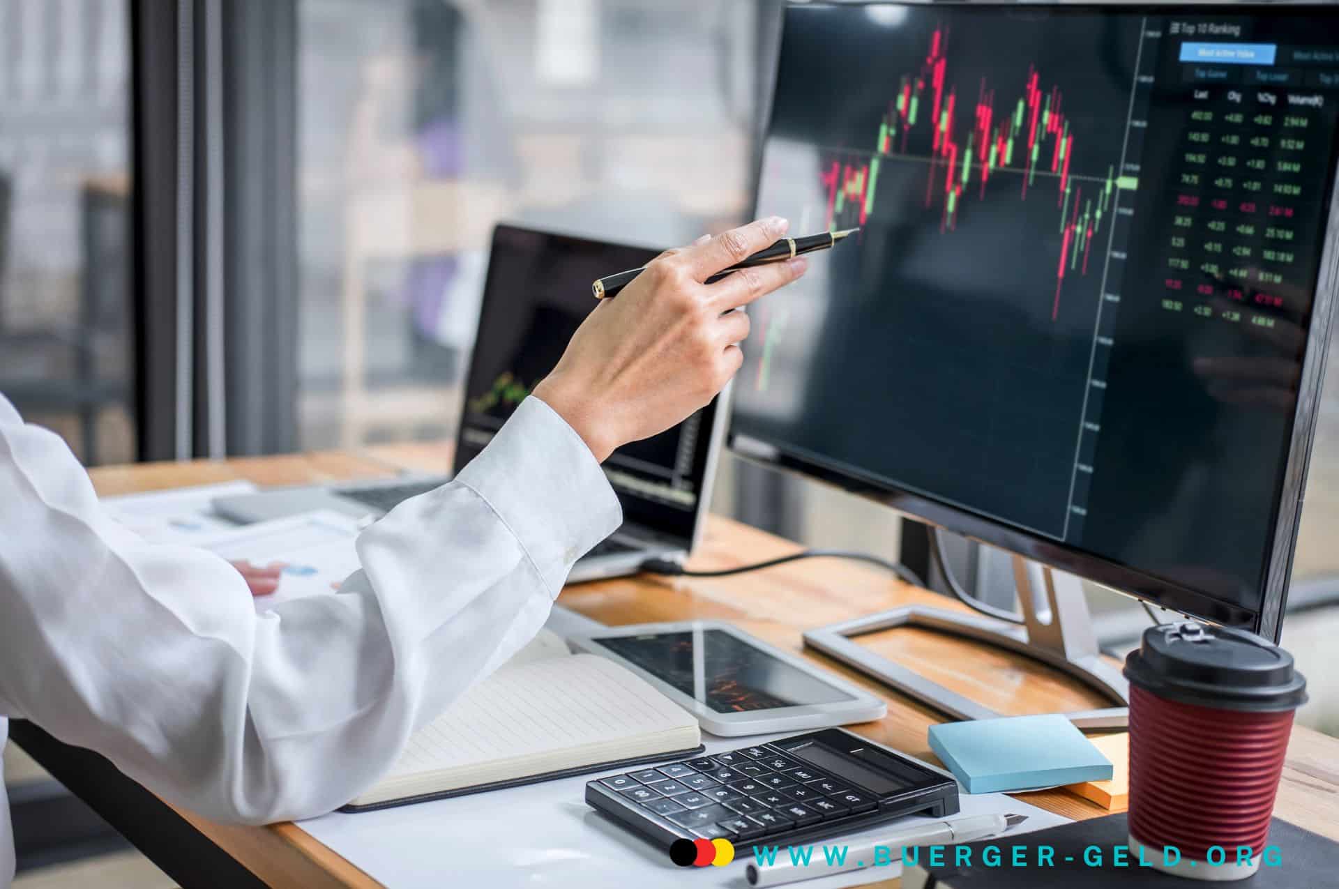 So decken Jobcenter Missbrauch systematisch auf 2 Hand am Computer zeigt auf Datenkurve