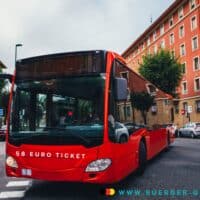 Bürgergeld: Jobcenter Zuschuss zum Deutschlandticket 2025 (58-Euro-Ticket) 3 roter Bus mit der Aufschrift 58-Euro-Ticket
