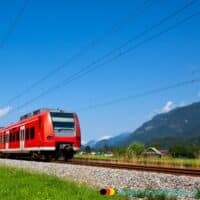 Deutschlandticket 2025: Preiserhöhung auf 58 Euro – Was Sie wissen müssen 4 Regio-Zug fährt an einem Sommertag