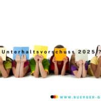 Kinder: Unterhaltsvorschuss und Mindestunterhalt - Erhöhung 2025? 4 Kinder liegen auf dem Bauch und halten Papier hoch: Mehr Unterhaltsvorschuss 2025