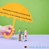 Bürgergeld und Versicherungen: Wer zahlt Haftpflicht- und Hausratversicherung beim Jobcenter? 5 Spielfiguren Familie unter von einer Hand gehaltenem Schirm mit der Aufschrift: Haftpflichtversicherung, Hausratversicherung