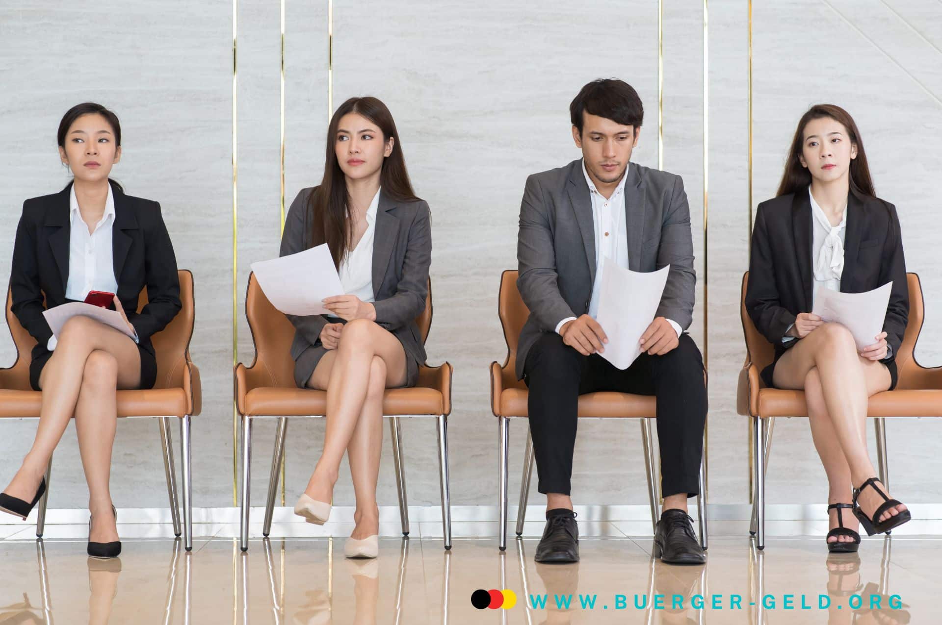 eine Gruppe von Menschen sitzen auf Stühlen