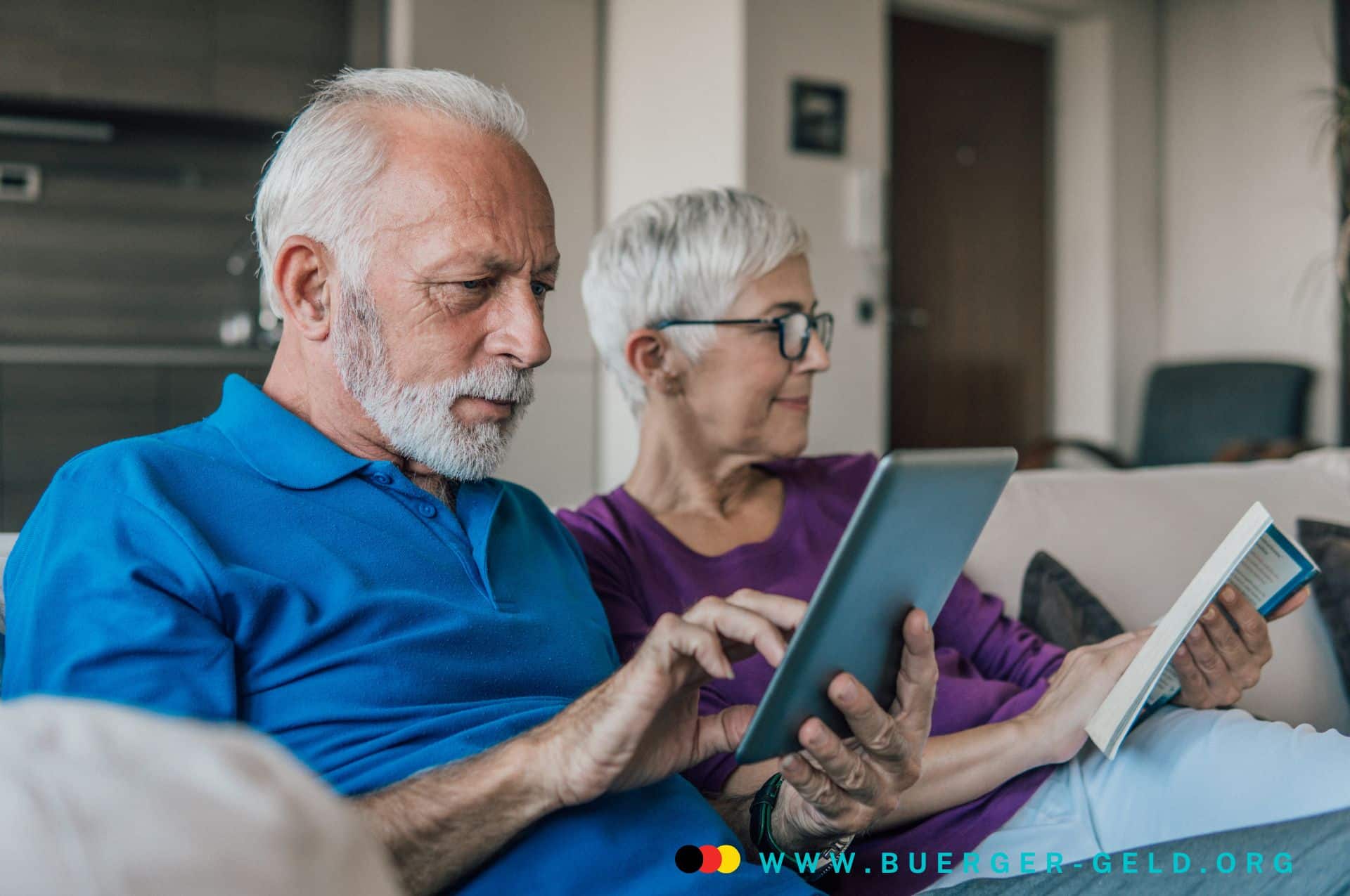 4 wichtige Änderungen im Oktober 2024 für Rentner und die Rente 2 Rentnerpaar liest im Ipad