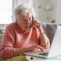 Rente ohne Arbeitsjahre: Grundsicherung im Alter – Was Sie wissen müssen 4 Seniorin sitzt am Notebook und telefoniert.