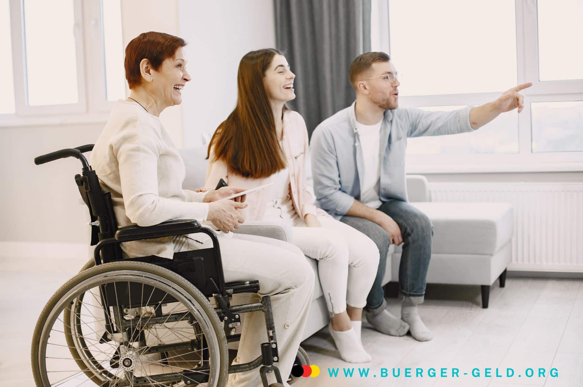 GEZ-Befreiung: Optionen für Schwerbehinderte, RF-Merkzeichen-Inhaber und Pflegebedürftige 2 Frau im Rollstuhl und andere Frau und Mann schauen TV