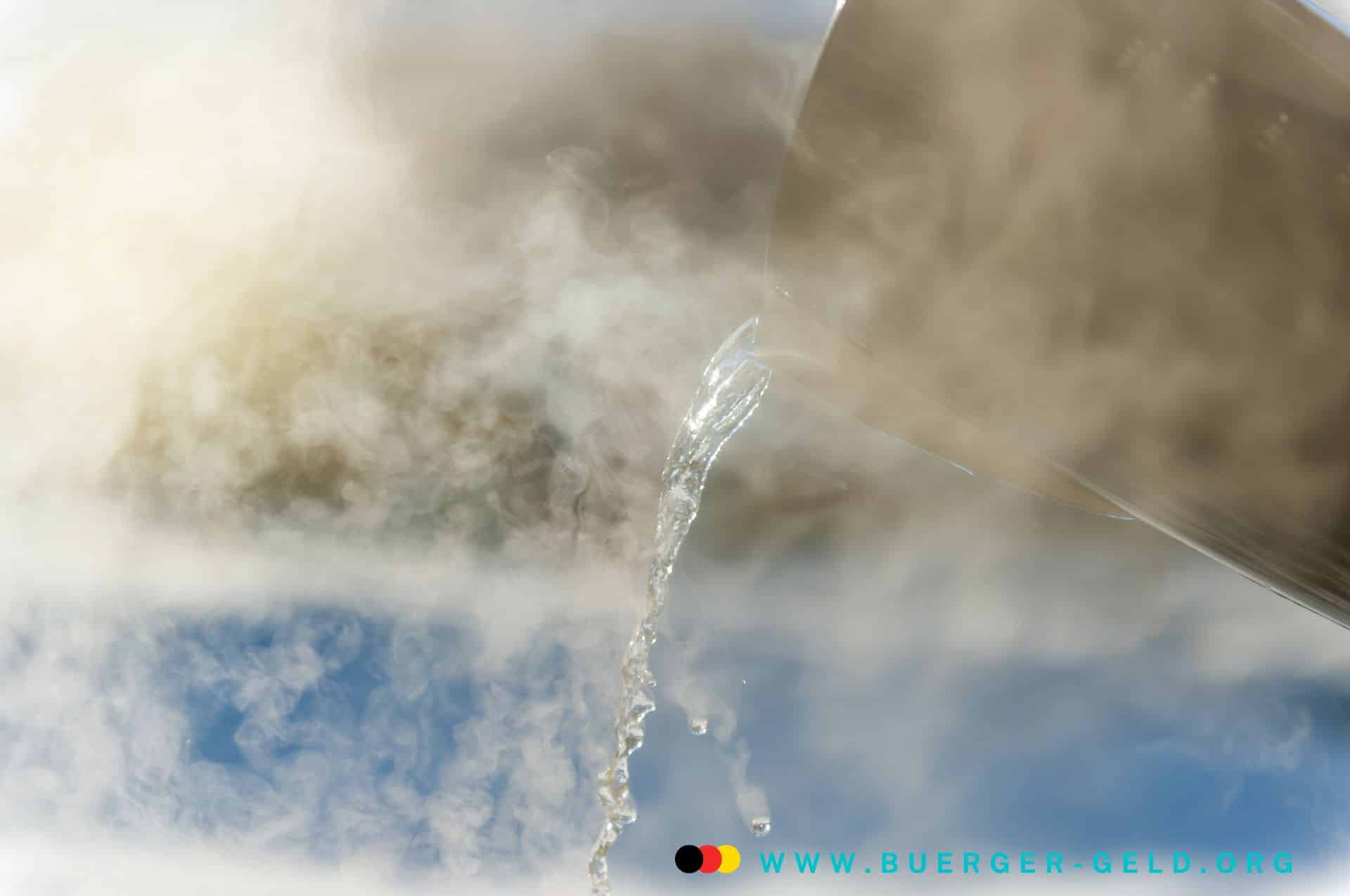 Bürgergeld: Stromkosten für Warmwasser - So beantragen Sie den Zuschuss beim Jobcenter 2 dampfendes heißes Wasser