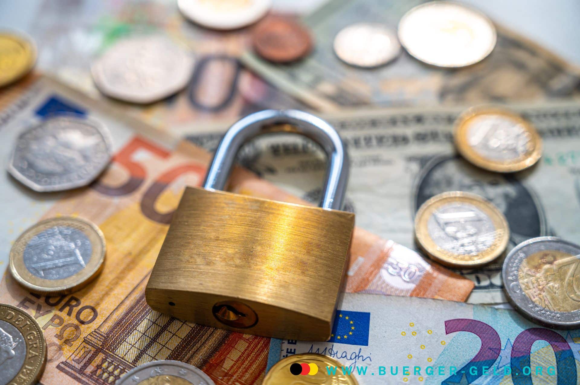 Gibt es zu wenig Sanktionen beim Bürgergeld? 2 Euro Scheine und Münzen mit Vorhängeschloss davor
