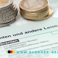 Rentenreform 2025: Diese 8 Änderungen entscheiden über Ihre Altersvorsorge 5 Geldmünzen liegen gestapelt auf einem Rentenantrag