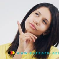 Achtung: 6 überraschende Änderungen ab November für Ihren Alltag 4 Eine Frau mit einer Hand unterm Kinn und ausgestreckten Zeigefinger die überlegt.