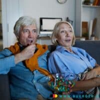 Rente: 6 wichtige Änderungen im November 2024 für Rentner 4 Rentnerehepaar schaut interessiert in den Fernseher.