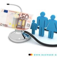 Arbeitslos – wer zahlt die Krankenversicherung? Mindestbeitrag? 4 Stethoskop umschließt Familien-Figuren mit 50 Euro Schein