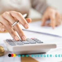 Bürgergeld 2025: Höhe der Regelsätze, Auszahlungstermine und gesetzliche Neuerungen 4 Finger tippen auf Taschenrechner