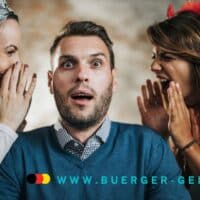 Bürgergeld vs. Arbeit: Finanzielle Fakten für Familien im Vergleich 5 eine Frau als Engel verkleidet und eine Frau als Teufel verkleidet flüstern einen Mann etwas ins Ohr.