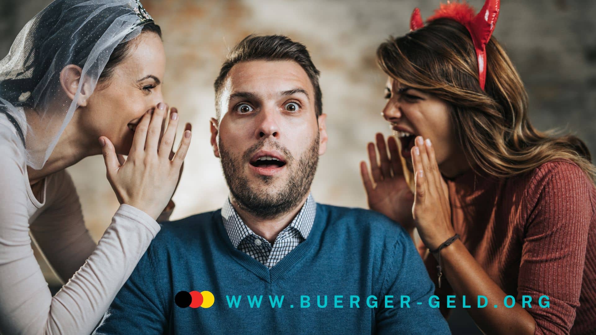 eine Frau als Engel verkleidet und eine Frau als Teufel verkleidet flüstern einen Mann etwas ins Ohr.