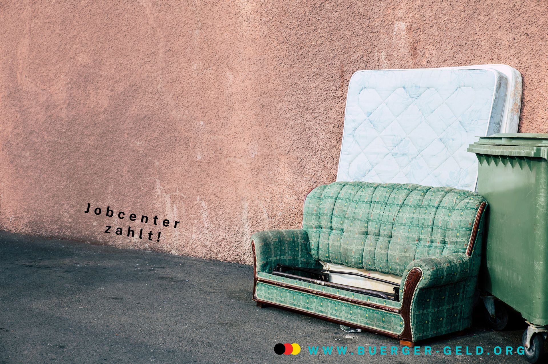 Bürgergeld 2025: Diese Möbel & Elektrogeräte zahlt das Jobcenter bei der Erstausstattung 2 alte Matratze und Sofa neben Müllcontainer