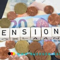 Inflationsausgleich 2024: Keine Sonderzahlung für Rentner 4 Euro Münzen und Scheine mit Würfelschrift Penison darüber