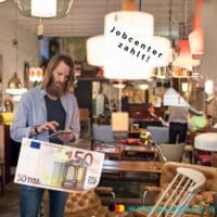 Erstausstattung bei Grundsicherung für Arbeitsuchende (Bürgergeld): Diese Möbel und Geräte bekommen Sie vom Jobcenter 5 Mann rechnet mit Taschenrechner in einem Geschäft mit gebrauchten Möbeln.