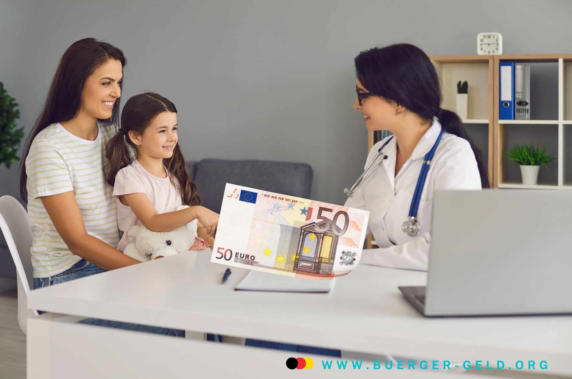 Arbeitslos – wer zahlt die Krankenversicherung? Mindestbeitrag? 2 Mädchen sitzt auf Schoß der Mutter am Schreibtisch mit einer Ärztin