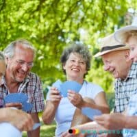 Rente: Auszahlungstermine November 2024 - wann das Geld da ist! 4 Rentner-innen spielen Karten