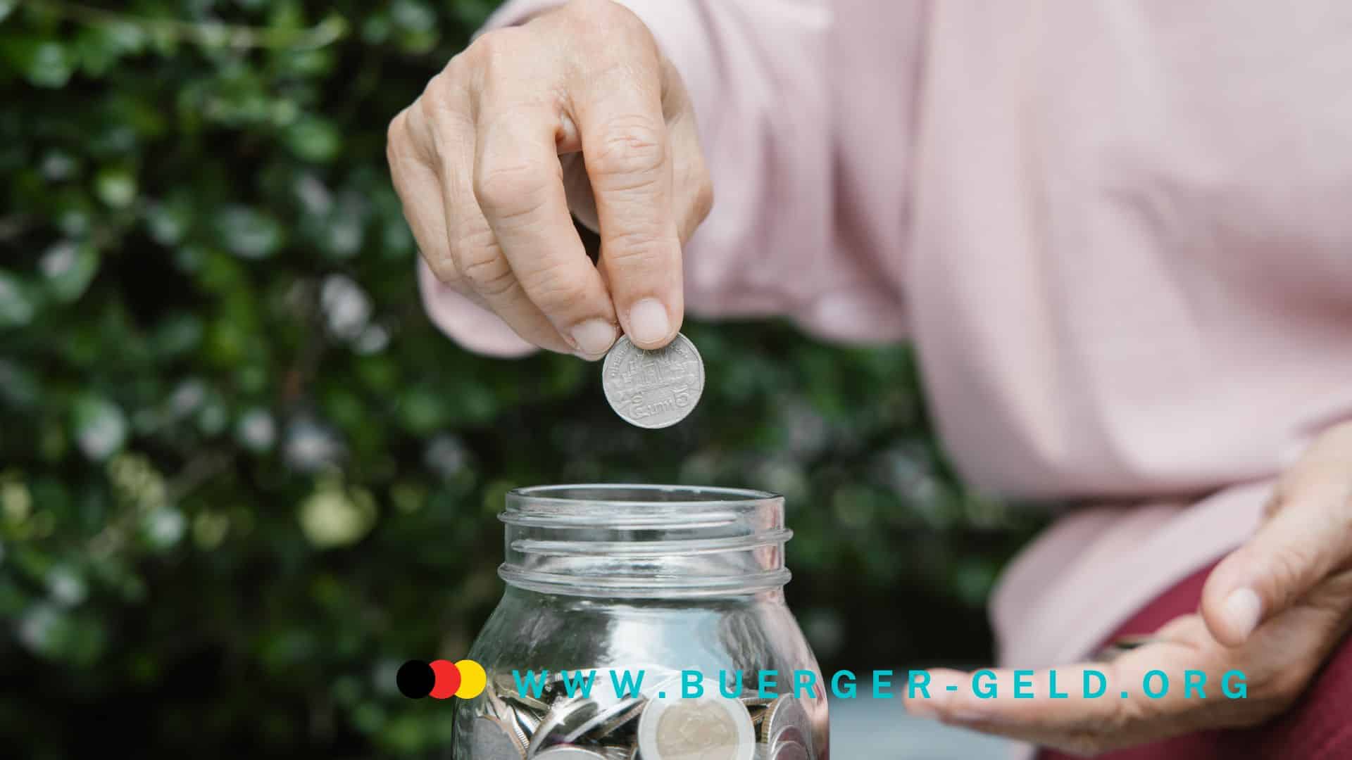 Inflationsausgleich 2024: Keine Sonderzahlung für Rentner 2 Geldmünze wird in Glas geworfen