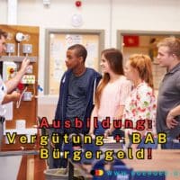 Bürgergeld für Auszubildende (Azubis) mit Ausbildungsvergütung und BAB? 5 Auszubildende schauen auf ihren betrieblichen Ausbilder.