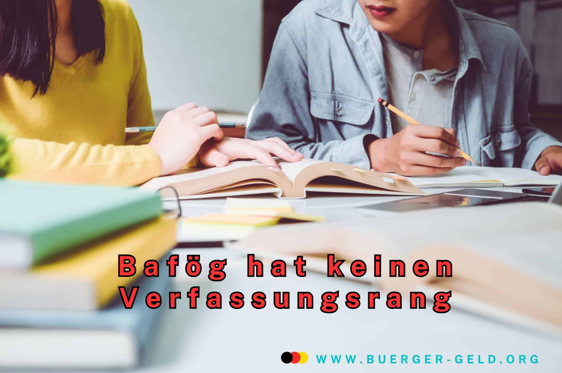 Warum Bürgergeld höher ist als das Bafög! 2 Zwei Menschen haben Hefte und Bücher aufgeschlagen.