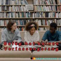 Warum Bürgergeld höher ist als das Bafög! 4 Drei junge Menschen lernen in einer Bücherei.