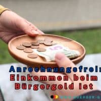 Bürgergeld: 12 anrechnungsfreie Einnahmen, die Ihre finanzielle Situation verbessern können 5 Teller mit Kleingeld wird überreicht