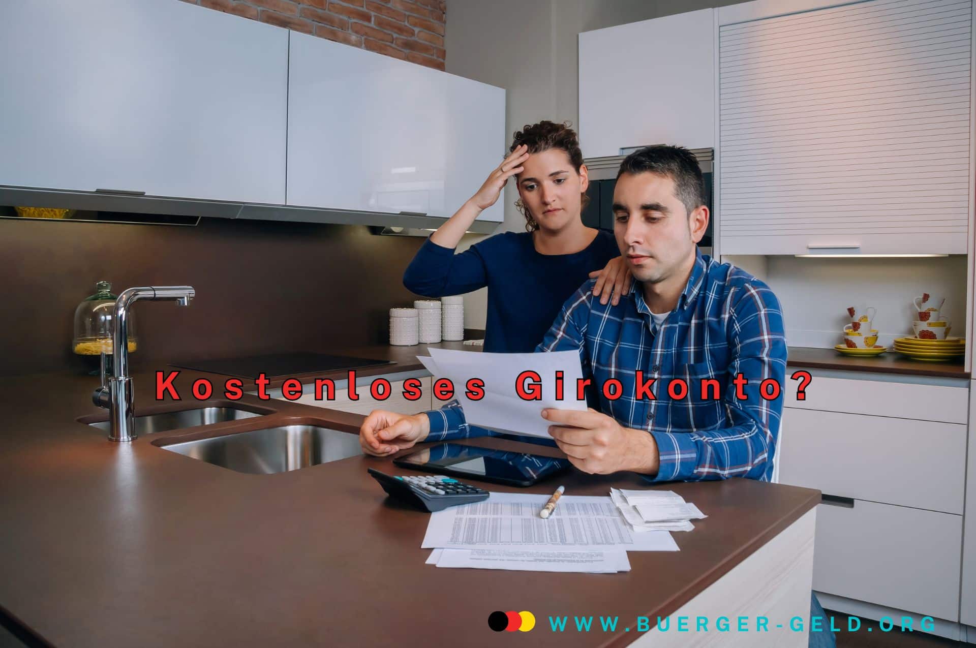 Bürgergeld 2025: Kostenlose Girokonten für Empfänger - Faire Konditionen bei Banken? 2 Man und Frau schauen in Küche auf Kontoauszüge
