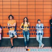 Bürgergeld vs. Grundsicherung vs. Sozialhilfe: Wichtige Unterschiede erklärt 4 Menschen unterschiedlichen Alters und Geschlechts stehen in eine Reihe nebeneinander