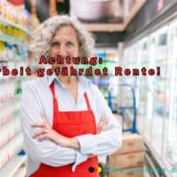 Rentner Achtung: Anspruch auf EM-Rente durch zu viel Arbeit gefährdet! 5 Ältere Frau arbeitet im Supermarkt