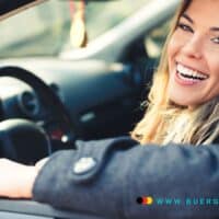 Autofahrer 2025: Wichtige Änderungen und Neuerungen im Überblick 5 Eine Frau die im Auto sitzt lacht aus dem Fenster.