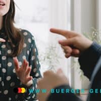 Die Bürgergeld-Debatte: Zwischen sozialer Sicherheit und Arbeitsmarktanreizen 5 Ein Mann zeigt auf die Hand einer Frau