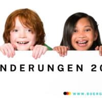 Finanzielle Änderungen 2025 für Kinder und ihre Familien 3 Kinder halten Tafel mit der Aufschrift Änderungen 2025