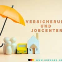 Bürgergeld und Versicherungen: Was übernimmt das Jobcenter? 4 Regenschirm über Haus und Menschen als Spielzeug