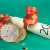 Bürgergeld und Weihnachtsgeld: Was Empfänger wissen müssen 4 Euro Schein mit Weihnachtsschleife