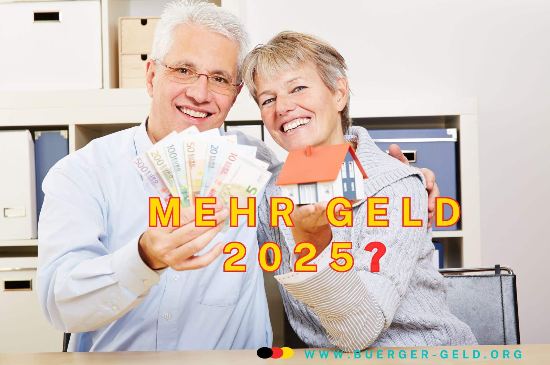 Finanzielle Neuerungen 2025: Kindergeld, Mindestlohn & Sozialabgaben im Überblick | Bürgergeld bleibt stabil 2 Älteres Paar hält Geldscheine und Modellhaus hoch